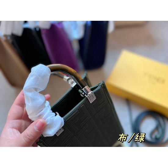 2023.10.26 205 Box size: 17225cm Fendi Mini Shopping Bag Music Score The most popular tote model now has a great capacity! This bag is really cute: