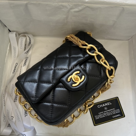 Chanel23a's new high-end handicraft workshop series. Durable sheepskin underarm bag with tassel hardware. This season's bag There are really few people who are interested in it! Not bad, quite versatile, sweet and cool, suitable~Size: 21x15cm, model numbe