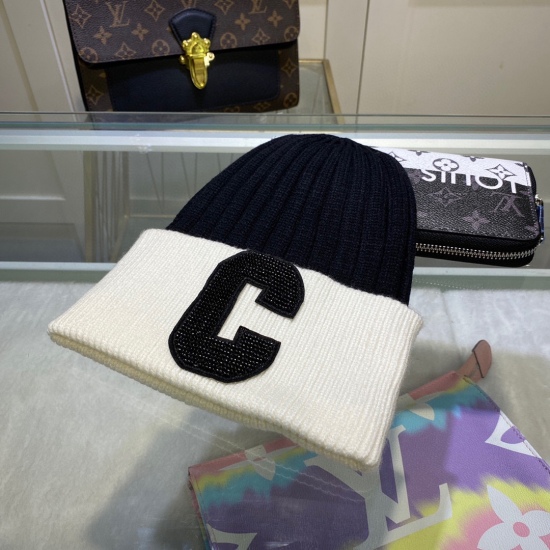 2023.10.2 P55 comes with a dustproof bag and Silin CELINE knitted hat made of cashmere material. The official website of the new product is simple, atmospheric, and tightly knit. The knitting method is very thick, soft, comfortable, warm, and fashionable 