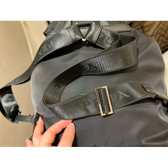2023.11.06 185 No Box Size: 35 * 30 cm PRAD Nylon Backpack When it comes to backpacks, I have to recommend the design of this bag. It's too imaginative! Convenient no need to be absent. It is a practical backpack!!! ⚠️ Mild waterproofing