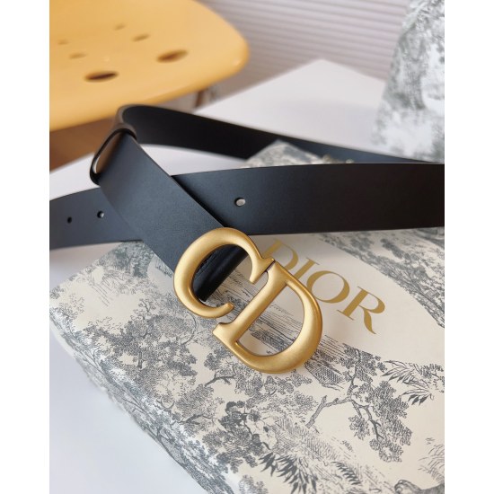The Dior belt features a retro gold decorative metal CD buckle, which is slim in style and can be paired with skirts, pants, or dresses to enhance the body shape. Belt width: 3.0cm