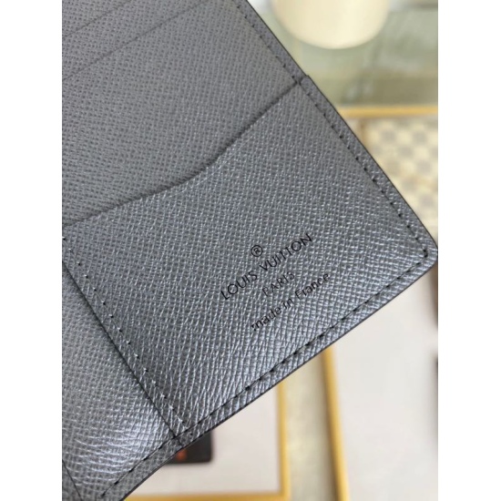 20230908 Louis Vuitton] Top of the line original exclusive background M30837 card bag size: 8.0 x 11.0 x 1.0 cm This pocket wallet is made of Monogram coated canvas and Taga leather, reflecting the introverted style of the Monogram pattern. The neat inner