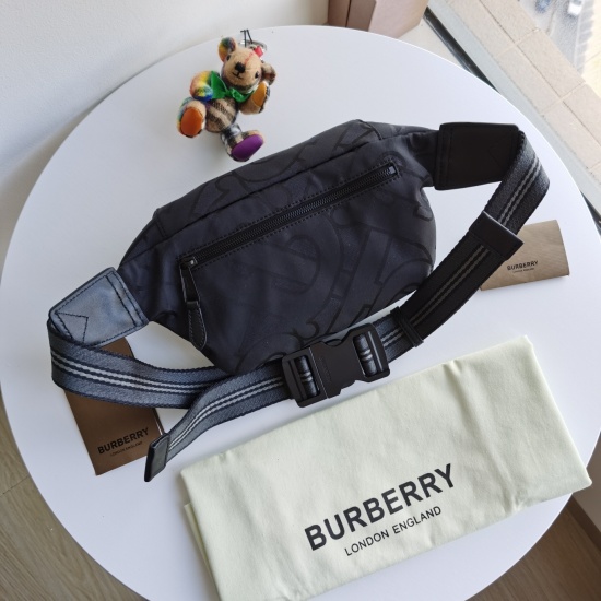 On March 9, 2024, the latest Burberry waterproof waist bag, originally from P500, draws inspiration from the street style of the 1990s. It is made of waterproof printed fabric with luxurious leather trim, and can be worn with a shoulder strap or tied to t
