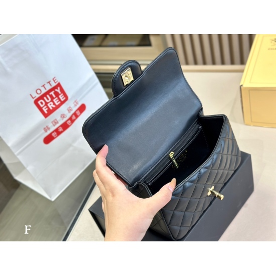 On October 13, 2023, 235 comes with a foldable box. The size of the airplane box is 20 * 13cm. Chanel Handheld Facai Series has various awkward shapes