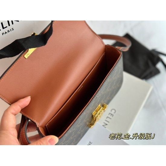 March 30, 2023 215 box (upgraded version J) size: 20 * 11cm celine super beautiful underarm bag ⚠️ Upgraded version re shipping retro sexy versatile bag not to be missed!! ⚠️ Cowhide leather