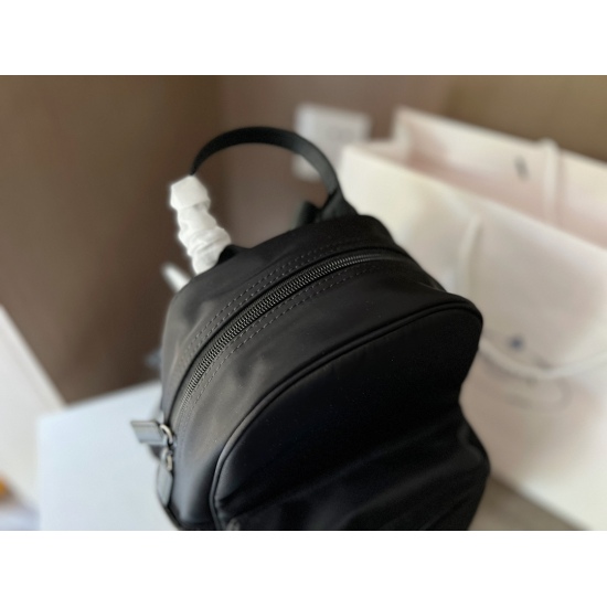 2023.11.06 175 box size: 20 * 24cm PRAD nylon backpack When it comes to backpacks, I have to recommend the design of this backpack. It's too imaginative! Convenient no need to be absent. It is a practical backpack!!! ⚠️ Mild waterproofing