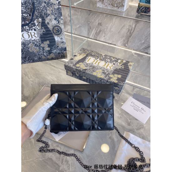 On October 7, 2023, the P290 original top grade cowhide DIOR 2022 Spring/Summer series launched the DiamondCannage diamond rattan pattern series handbag. Through the embossing process, the undulating diamond cut rattan pattern is created on the calf leath