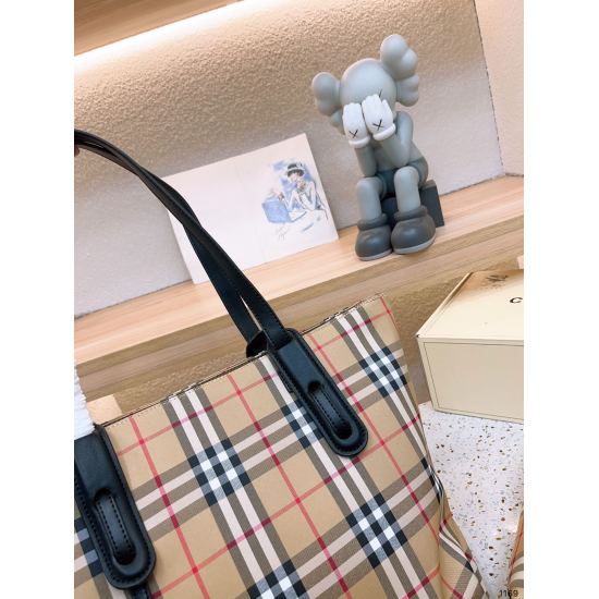2023.11.17 P195 Burberry Shopping Bag: The medieval bag version is never tired of seeing, the biggest feature: large capacity!! Travel! Business trip! Super convenient! Any style can hold, and the concave shape is also appropriate, super fashionable!! Siz