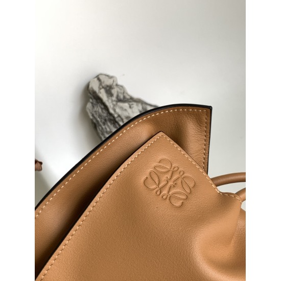 20240325 P920 L ⊚℮℮ Flamenco Upgraded Lucky Bag Series arrives with drawstring tightening and iconic winding knots. High quality and soft calf leather shoulder and back crossbody or handle * Detachable and adjustable shoulder strap * Simple magnetic buckl