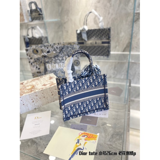 On October 7, 2023, the P245 Small Dior Book Tote is an original work signed by Christian Dior Art Director Maria Grazia Chiuri and has now become a classic of the brand. This small style is designed specifically to accommodate all your daily necessities,