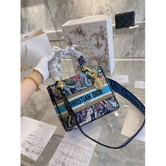 On October 7, 2023, the new season of P360, Dior Princess, is coming. It is really beautiful, using canvas material and exquisite embroidery, complemented by light gold hardware, which exudes a noble and cool feeling. It is exquisite and high-end. I have 