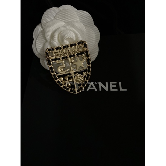 2023.07.23 Ch * nel's latest leather piercing shield brooch is made of consistent z material