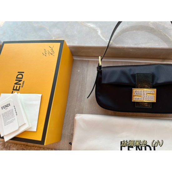 2023.10.26 195 135 box size: 25 * 15cm 29 * 23cm Fendi silk stick silk+crocodile skin+diamond buckle is really amazing, paired with oil wax cowhide and two shoulder straps
