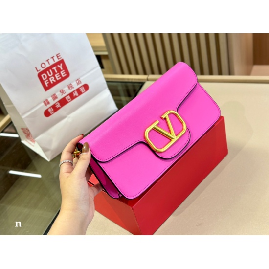 2023.11.10 200 comes with a foldable box size of 27.14cm Valentino New Product! Who can refuse Bling Bling bags, small dresses with various flowers in spring and summer~It's completely fine~
