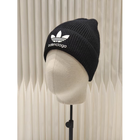 2023.10.2 Run 45 Balenciaga Clover Knitted Wool Hat, High Quality Customized Wool, Simple and Handsome New Logo, Unisex Cool Fashion Street Style! Material: 100% cotton wool Head circumference: 55-58 cm can be used