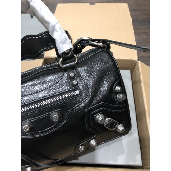 20240324 batch 870 Paris, new large travel bag • Size: 30 long, 15 high, and 14cm wide • Imported explosive leather black • Travel bag • Two leather hand woven handles • Adjustable and detachable shoulder straps (40cm) • Leather woven shoulder pads • Used