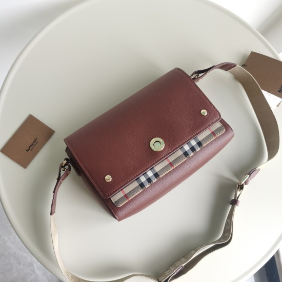 On March 9, 2024, the original P700 Burberry exquisite diagonal backpack was crafted with grain leather and Vintage vintage plaid, featuring a logo engraved button. Paired with detachable straps, embellished with the brand logo of jacquard spinning. Trans