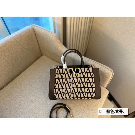 2023.11.10 235 box size: 35 * 22cm (large) Valentino new product! Who can refuse it? The 23ss new model has no problem with anything~