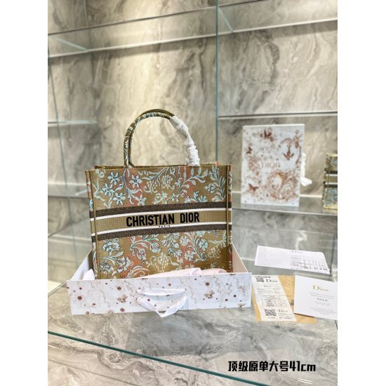 On October 7, 2023, p325 is a top tier original order with a large size of 41cm, full of artistic atmosphere. O Dior Tote Dream Sky Collection DIOR CIEL DE REVE Dream Sky # 22Fall, a new autumn style with dreamy multi-color pattern embroidery. Inspired by