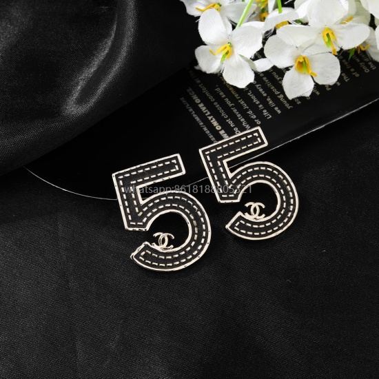 On July 23, 2023, Xiaoxiang's new earrings look great! The new earrings must be adorned with beautiful items, elegant accessories, and consistent brass material from the original version