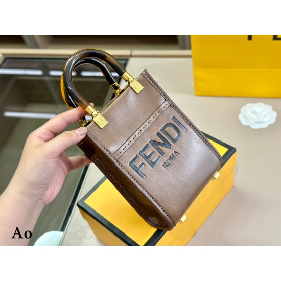 2023.10.26 185 box size: 13 * 18.5cm (small) Fendi Fendi Mini Tote This year Fendi is really a big love! Handheld crossbody!
