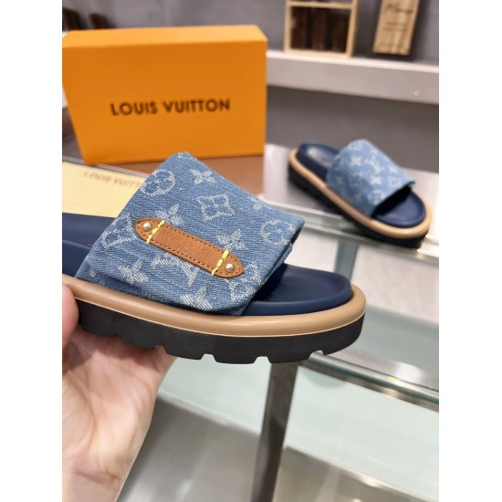 On November 17, 2024, Louis Vuitton's new spring/summer 2024 slippers were hit the market with a 1:1 high-end customization, instantly killing all imitations. The original molded logo decoration is both fashionable and beautiful. The fabric: imported embo