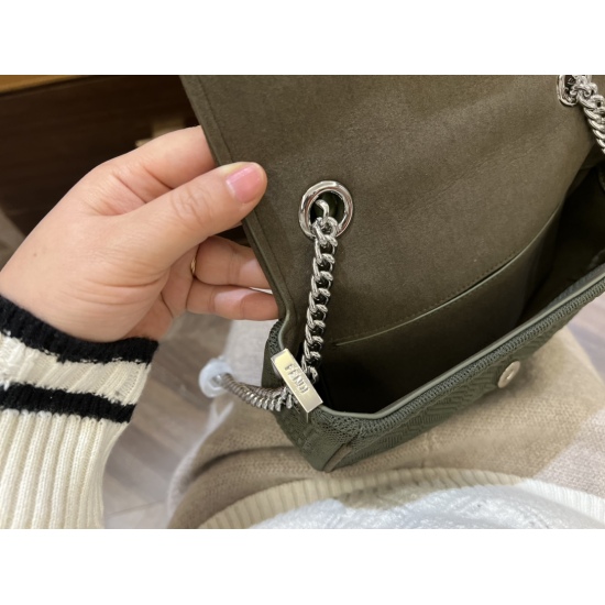 2023.10.26 290 box size: 23 * 14cm Fendi (F home) new product new size is just right! : Underarm crossbody, but it's so cute and special, it's rare to see it