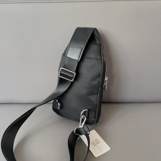 2023.11.06 P140 Prada Nylon Triangle Label Chest Bag Cross Shoulder Bag adopts exquisite inlay craftsmanship, and the actual photo is taken of the original factory fabric distribution dust bag of 30 x 16cm.