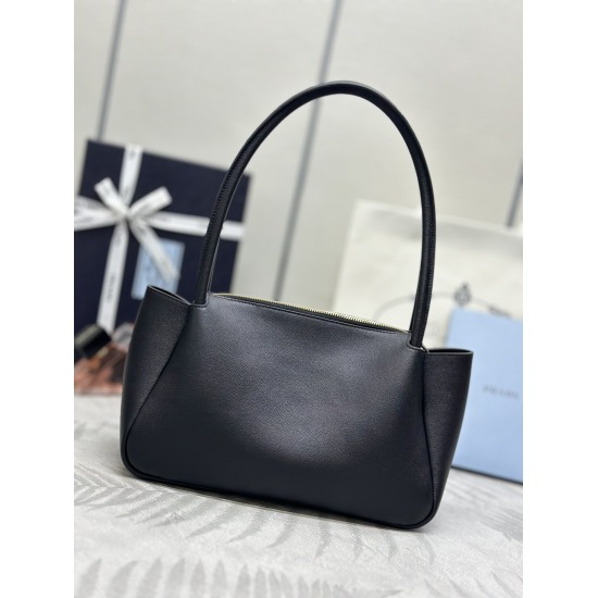 2024.03.12 P890. The new 1BA444 shoulder and back model has arrived. This shoulder and back model is made of calf leather with imported sheepskin and top-notch hardware. It can be carried by hand or carried on the shoulder, with 2 compartments inside, pro