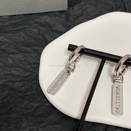 On July 23, 2023, the design of the B-letter earrings is simple and personalized, making it perfect for both European and American styles and casual styles. It is one of the fashionable and essential items for living and fashion