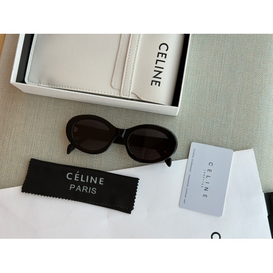 2023.10.30 215 with full package # sisters! Blow out these sunglasses! Celine's Arc de Triomphe glasses/sunglasses are really versatile and beautiful! I personally think it is suitable for all facial shapes and looks very small on the face!! Unlike tradit