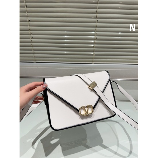 2023.11.10 P215 size 24.15 Valentino envelope package is exquisite, beautiful, advanced and elegant. It is easy to control. No clothes or seasons can be selected all the year round. cool and cute can be carried by tall girls, and temperament can be carrie
