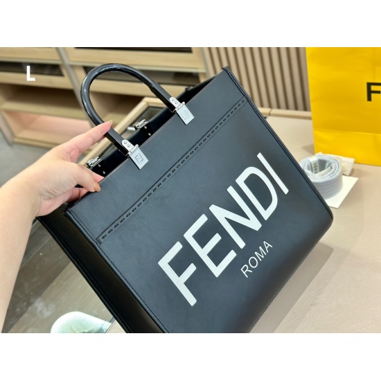 2023.10.26 225size: 36.32cm Fundi peekabo Shopping Bag: Classic tote design! But the biggest feature of this one is: portable: crossbody!