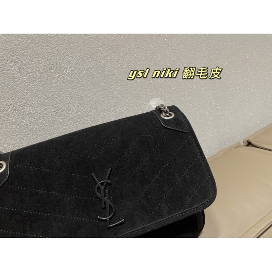 2023.10.18 P200 box matching ⚠️ The size is 28cm, and the Saint Laurent suede matte leather has a super texture that inadvertently reveals a sense of sophistication