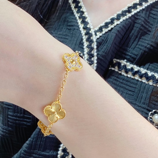 20240410 100. Vca Van Cleef Yabao Five Flower Bracelet Laser ➕ The Vintage Alhambra Five Flower Bracelet from the Alhambra series, symbolizing the meaning of luck and the shape of a clover, is the most popular! Select the highest quality gemstones with 36