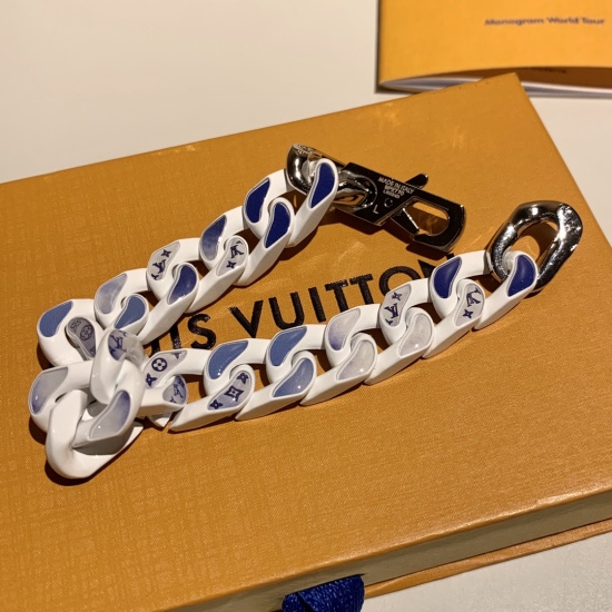 2023.07.11  Blue Sky and White Cloud Bracelet! Size: 21cm Monogram Clouds necklace shows the Surrealism spirit that Virgil Abloh endows to the autumn and winter show in 2020 with bold strokes, renders the impression of clouds for the collage chain link, a