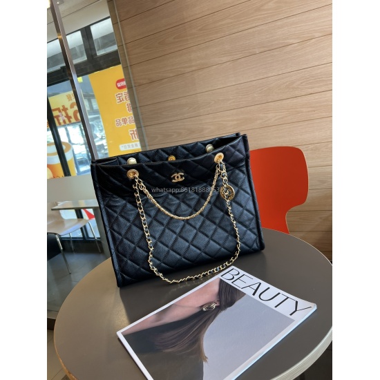 Change's new retro gold coin element shopping bag is easy to see at first glance. It is practical and has a middle chain design on the back. The texture is full of layers of cowhide, and the quality details are in place. The large cerf bag shape can fit a