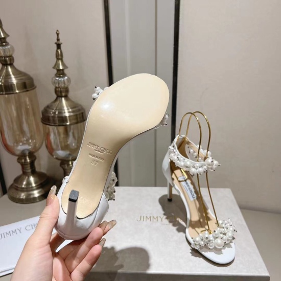 2024.01.05 Jimmy Choo Pearl Sandals Love Diamond Luxury Pearl New Pearl embellishments Simple and Versatile High Heel Sandals This handmade shoe is meticulously designed; Becoming minimalist and streamlined, with a slender front strap adorned with shiny p