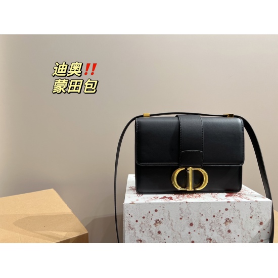 2023.10.07 P200 folding box ⚠️ The size 21.15 Dior Montaigne bag can easily handle various styles, making it a must-have for every cool and cute girl