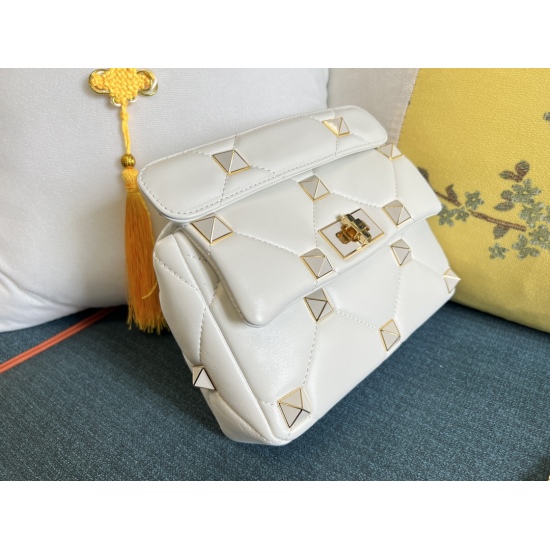 20240316 Original Order 910 Special Grade 1030 Model: 1060S (Small) Garavani Roma Stud Extra Large Riveted Soft Sheep Leather Chain Shoulder Bag, Decorated with Enamel and Same Color Rivets, Quilted Structure, Decorative ONE STUD - Paired with a Detachabl