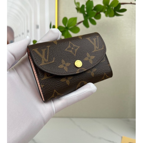 20230908 Louis Vuitton] Top of the line original exclusive background M41939 gold buckle pink size: 11 x 8 x 2.5cm This Rosalie zero wallet features Monogram canvas and bright grain leather lining, hidden in a pocket configuration for ample space, featuri