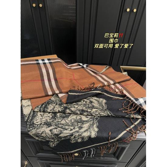 2023.11.17 P150 folding box ⚠️ The size 200.70 Burberry scarf can be used on both sides, with a knightly emblem on one side and a classic plaid pattern on the other side. It's really good to watch. If you love it, you can give it to yourself as a gift