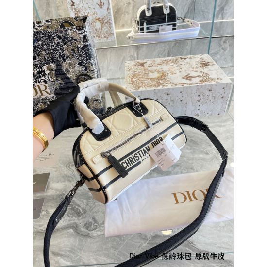 2023.10.07 p340Dior Show Series: Black and White Bowling Travel Bag Dior This new early spring bowling bag is really captivating or can be taken not only for travel, but also for fitness. In fact, it's also good to give as a gift, and it's not heavy to ca