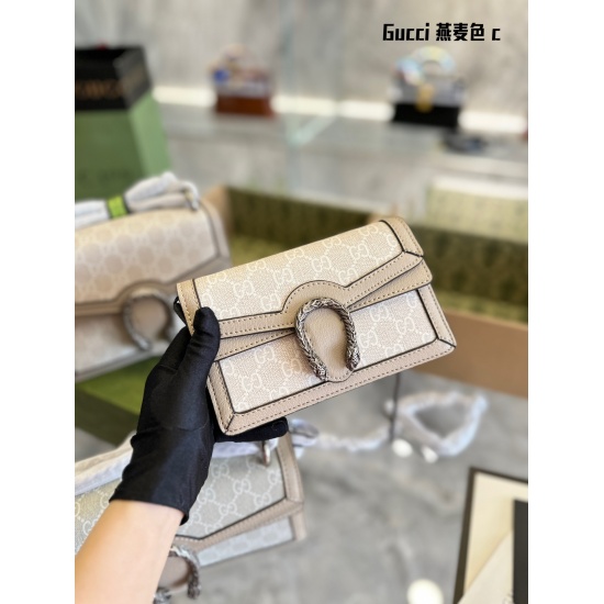 On October 3, 2023, the full set of aircraft box packaging p220p215p190 Spring in milk tea color | Gucci Spring/Summer New Color Size: 25cm 20cm 17cm The Gucci Classic Old Flower Series introduces a new Beige White milk tea color, which is light and cream