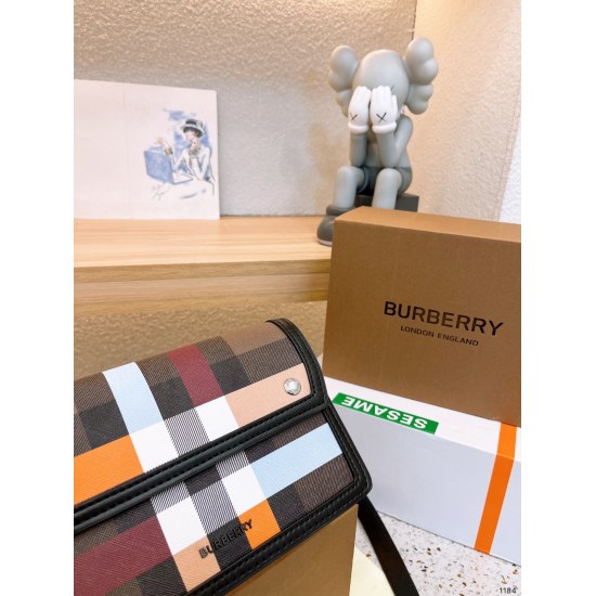 2023.11.17 P210BURBERRY (original order) Burberry Counter's latest single shoulder crossbody bag is practical and durable. It is made of special linen fabric and paired with cowhide, which is a must-have for all seasons. One shoulder crossbody back dual-p