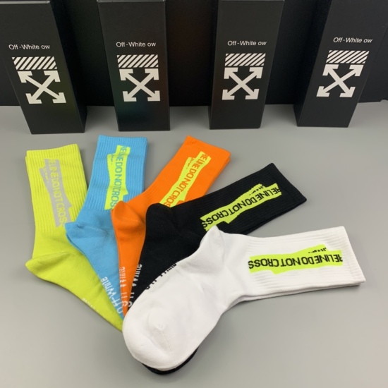 On December 22, 2024, the trendy OFF-White pipe network with the same color scheme was released. The latest styles and innovative color combinations at the counter are in the trendy field, with pure cotton quality, comfortable on the feet, and strong swea
