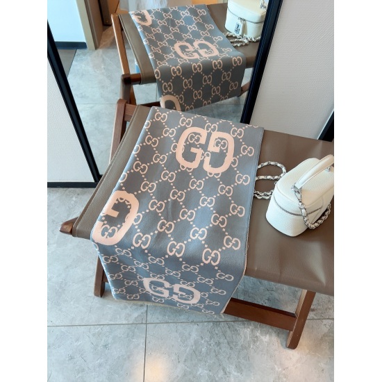 On May 5th, 2023, the Little Red Book became a hit; The new (top-level original) double large G letter interwoven pattern is reinterpreted into a complex jacquard design. This symbol pattern is reinterpreted every season, with a fresh and elegant contrast