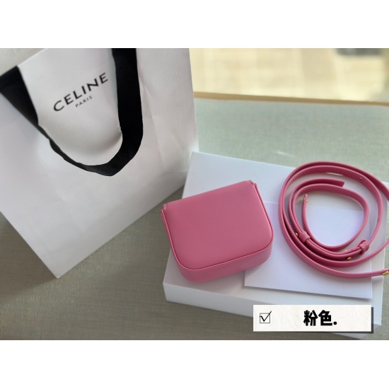 2023.10.30 195 matching box (upgraded version) size: 11 * 10cm Celin mini triumphal arch can definitely rank the first in terms of goods quantity of mini bags~basically, the lip glaze and powder earphones that go out can also be thought of as cute~