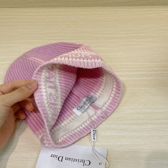 2023.10.02 P45 comes with a dustproof bag and the latest wool knitted hat on Dior's official website. It is very soft and skin friendly, with good elasticity and a texture that is very versatile. It is a very warm and essential item for autumn and winter,