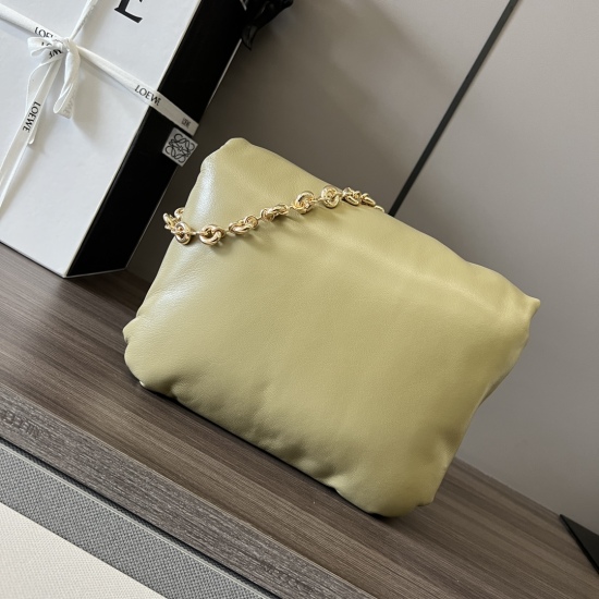 The new arrival of the 20240325 original 1010 special grade 11302023 shiny Nappa sheepskin Puffer Goya handbag has been inspired by Goya's aesthetics and key details, bringing a new sensory and tactile dimension through the shiny sheepskin with goose feat
